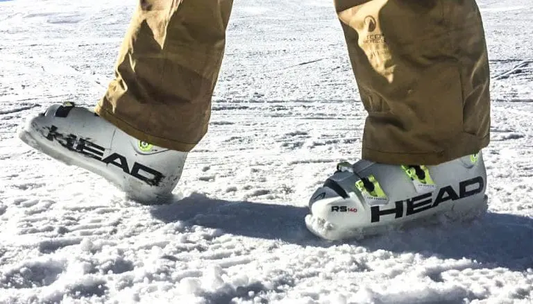 Skischoenen in de sneeuw