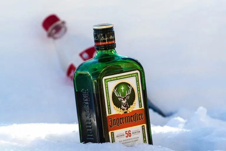 Fles Jägermeister in de sneeuw voor Jagerbomb ijsjes en shotjes