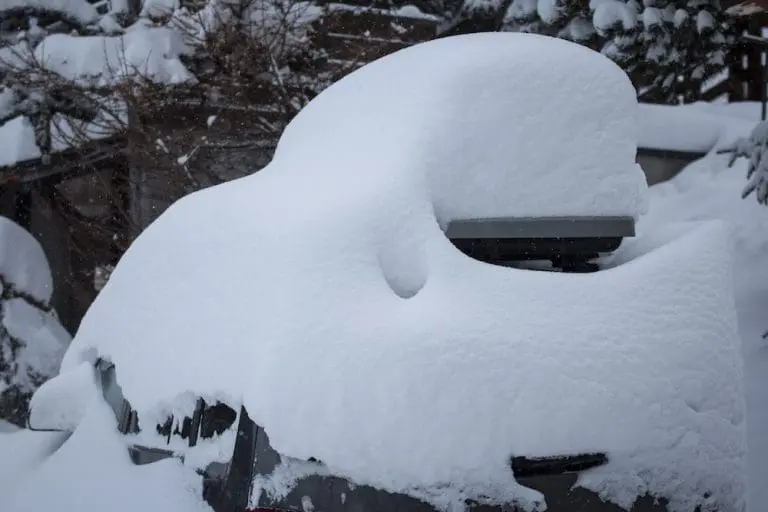 sneeuw op auto met dakkoffer
