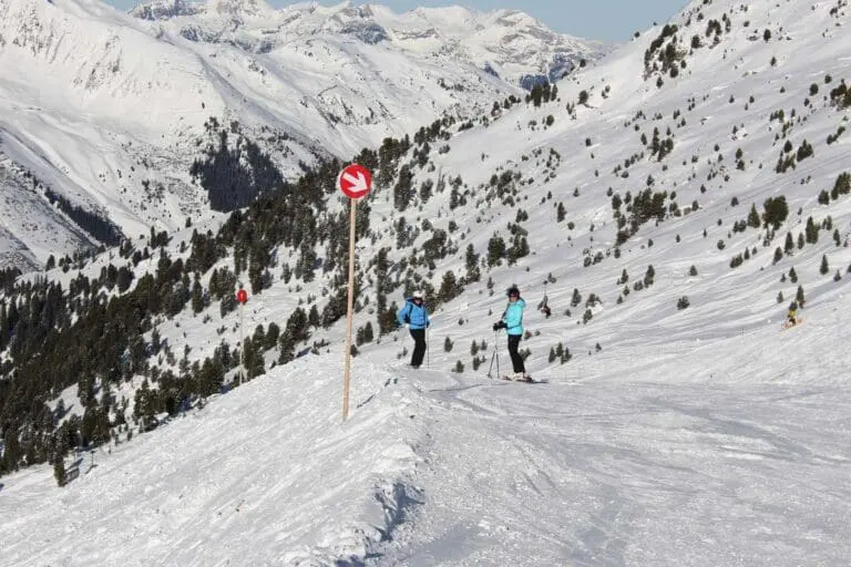 Skiërs op de piste in skigebied Hochzillertal-Hochfügen
