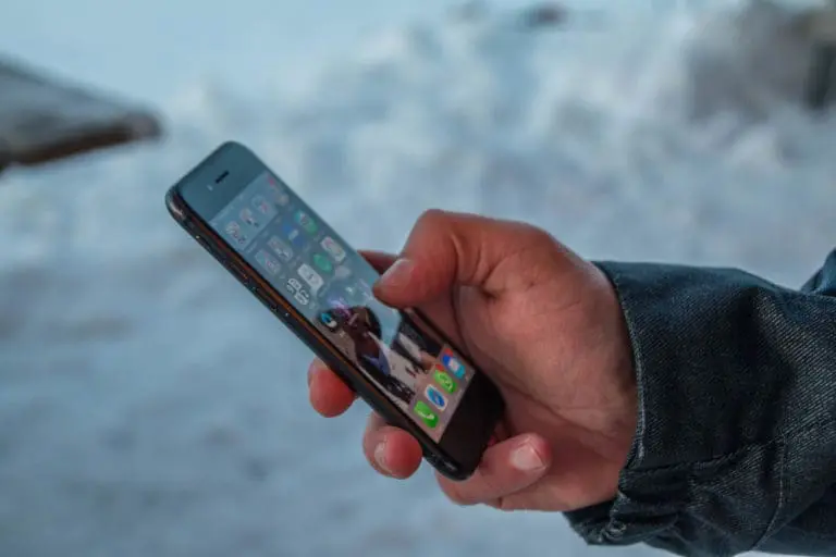 Telefoon op wintersport op de piste