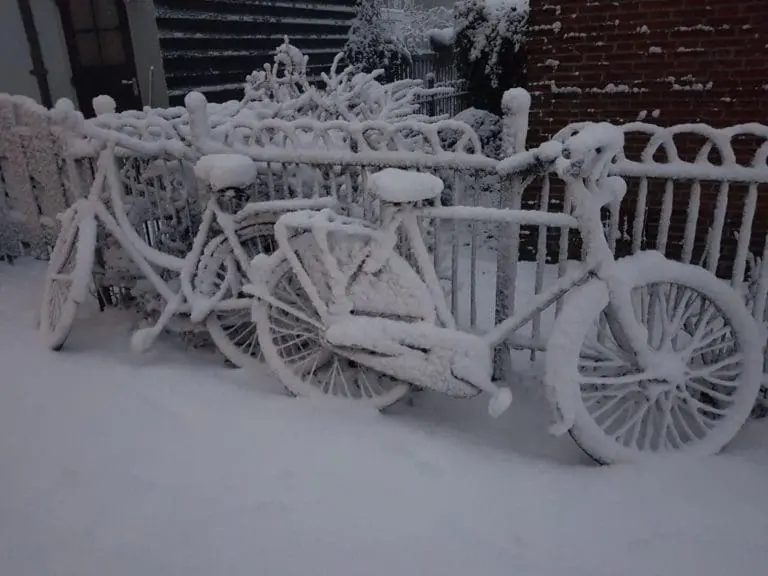 Sneeuw in Nederland op een fiets