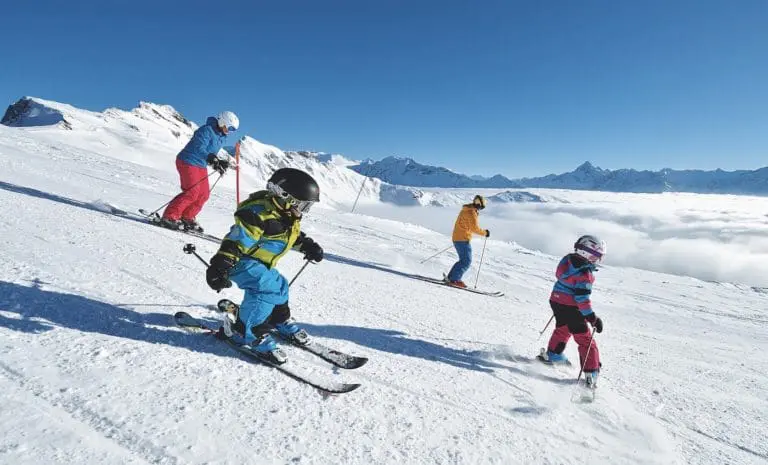 Kinderen op de piste in Zwitserland