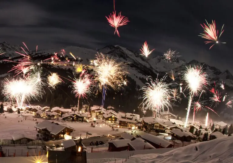 Vuurwerk in de bergen tijdens wintersport oud en nieuw