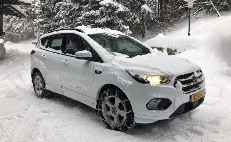 Nederlanders slecht voorbereid op wintersport: sneeuwkettingen omleggen