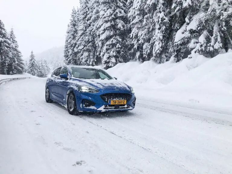 Met winterbanden onder de auto rijden in de sneeuw