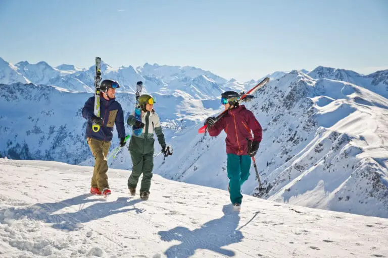 Skiërs met ski's op de nek in het Skicircus