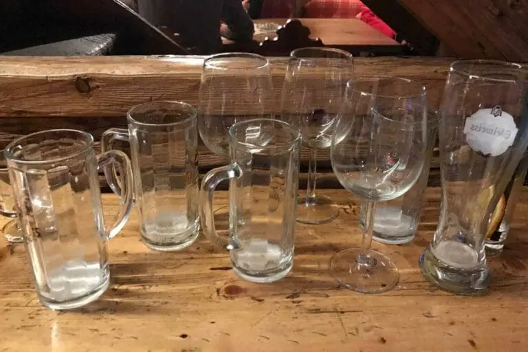 Lege glazen in de après-ski