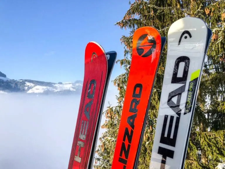 Verschillende soorten ski's in een gondel