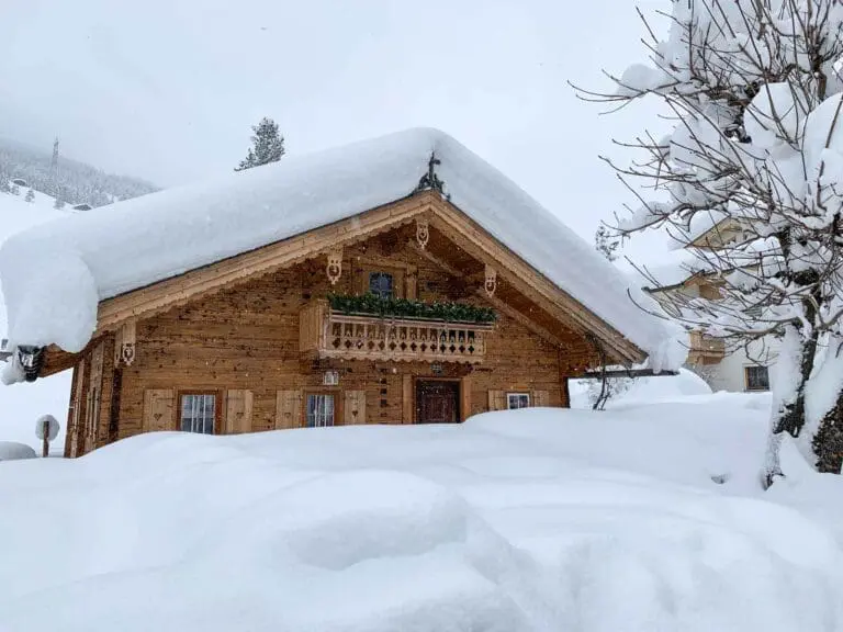 Sneeuw op het dak van een huis