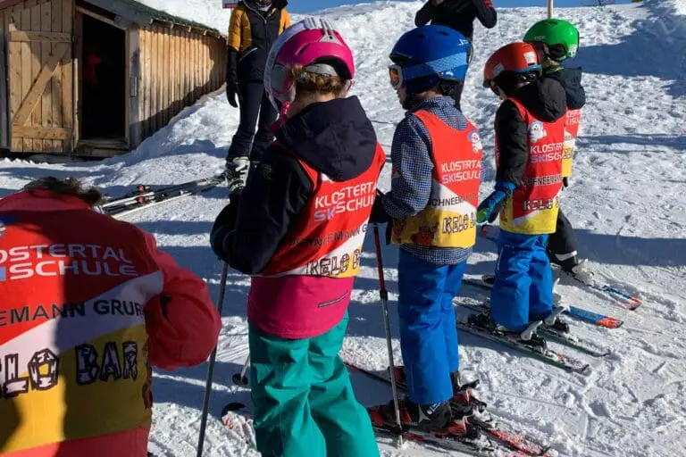 Kinderen op skiles bij de skischool