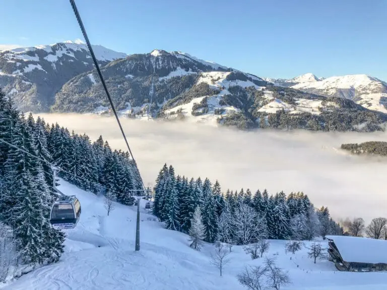 Wintersport in Kitzbühel, mist, zon en verse sneeuw en gondel
