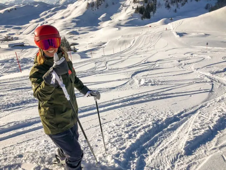 Skiën in de poeder op de piste in Kitzbühel