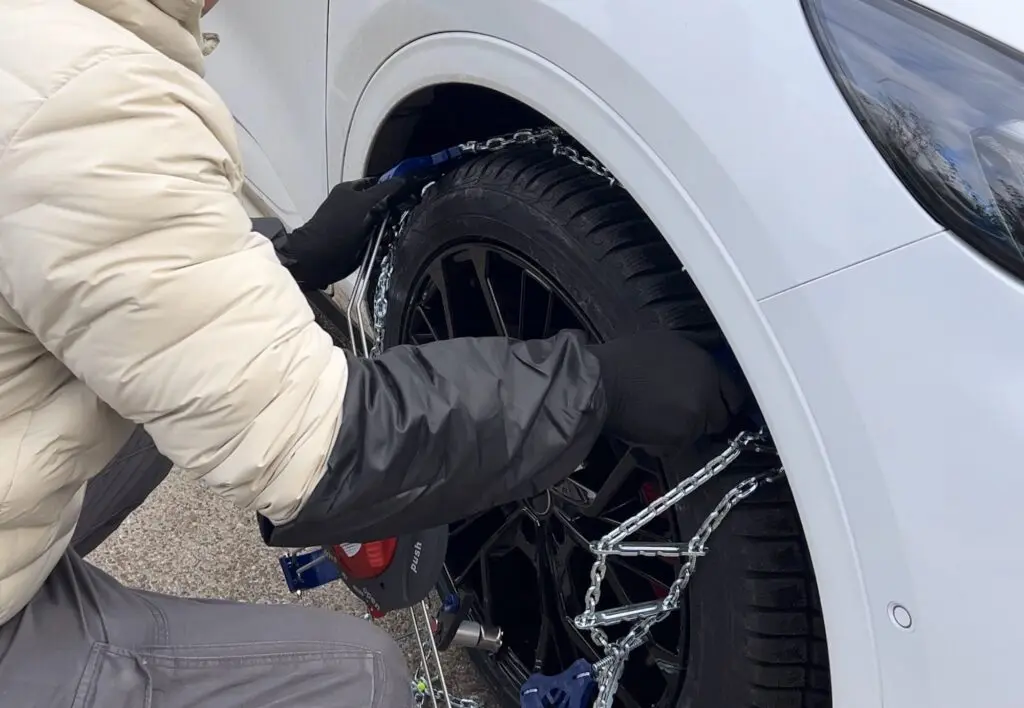 sneeuwkettingen omleggen oefenen