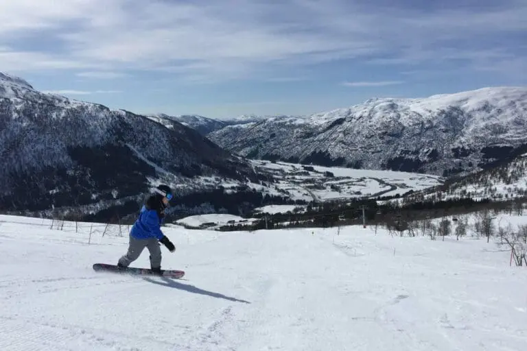 Snowboarden op de piste in Myrkdalen