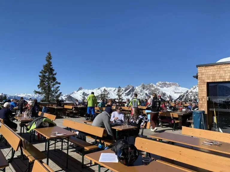 Terras bij skigebied Sonnenkopf in Oostenrijk