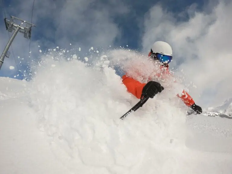 Skiën in de poedersneeuw tijdens het freeriden