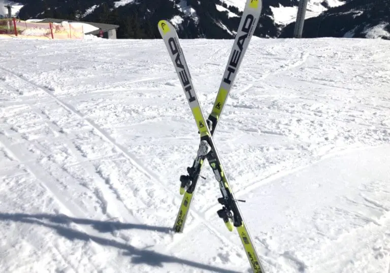 Ongeluk op de piste kruis van ski's