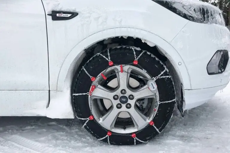 Sneeuwkettingen op een band onder de auto