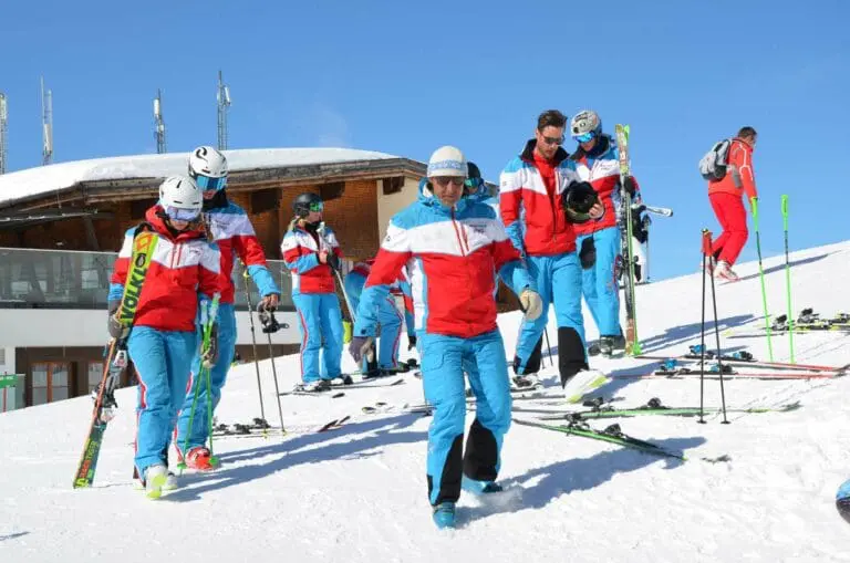 Skileraren op de piste in een skigebied