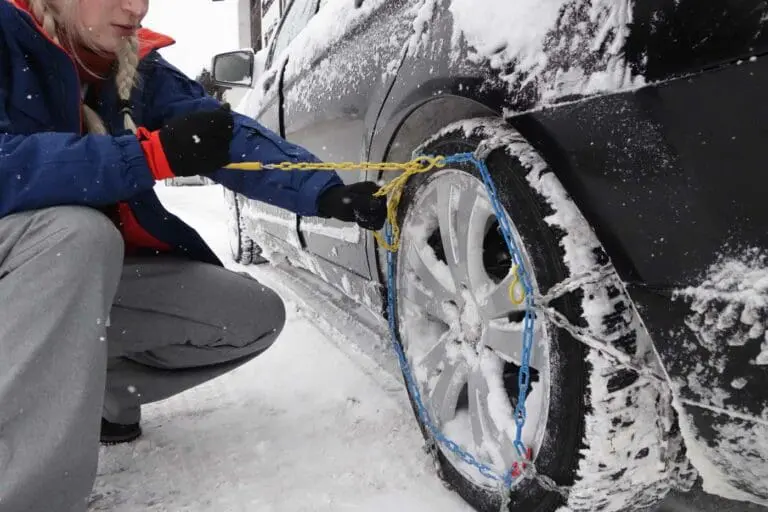 Sneeuwkettingen omleggen op wintersport