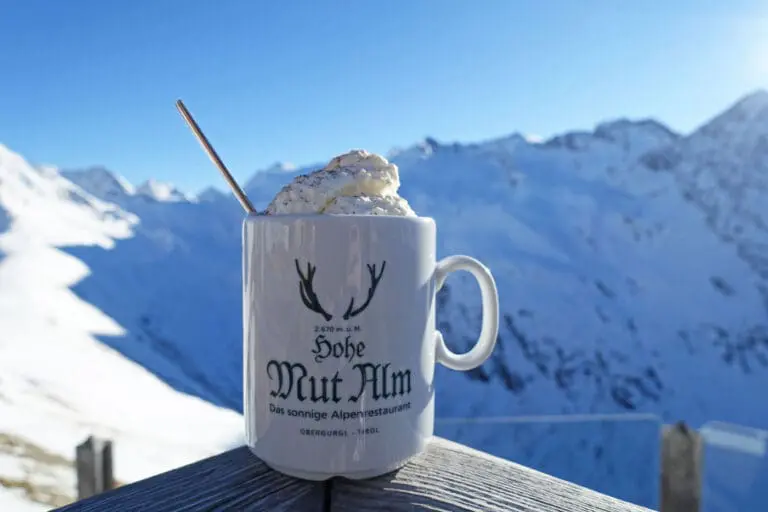 Warme chocolademelk met slagroom