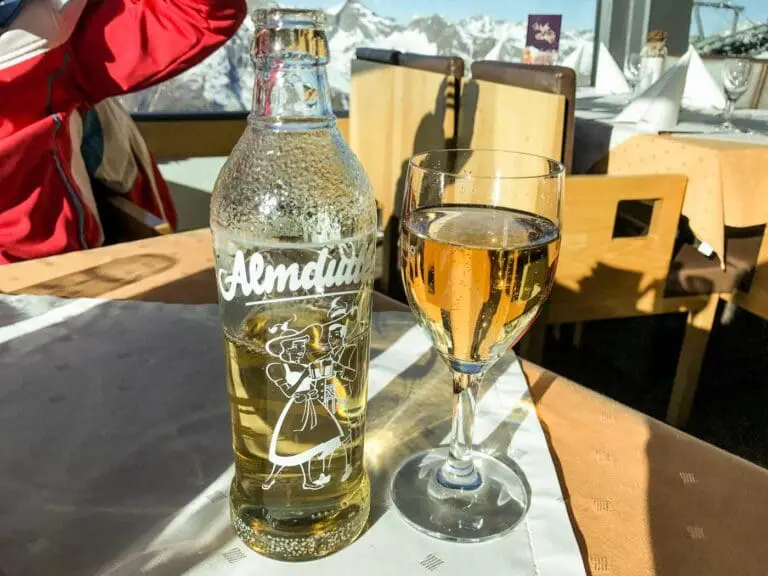 Almdudler op het terras van een berghut