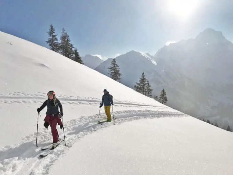 Twee toerskiërs op de berg tijdens het toerskiën
