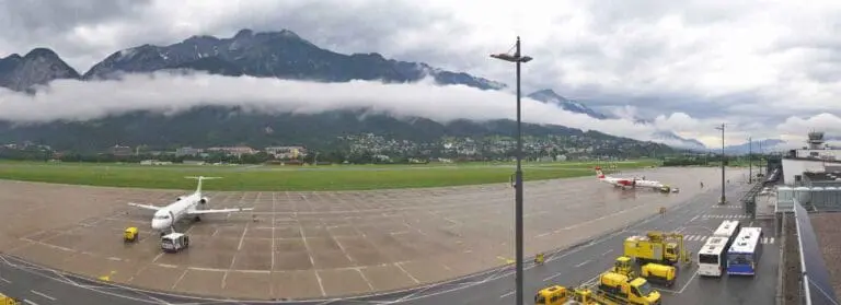 Luchthaven Innsbruck met vliegtuigen