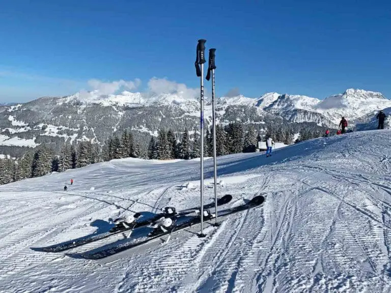 Allmountain ski op de piste in de sneeuw