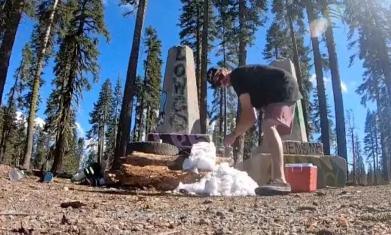 Eigen piste maken met sneeuw in koelbox