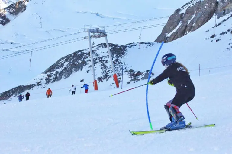 Slalom skiën met een slalom ski