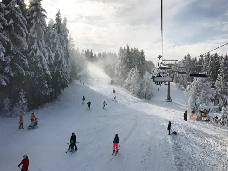 Stoeltjeslift en piste in Winterberg