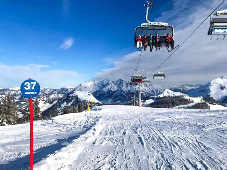 Skilift en blauwe piste