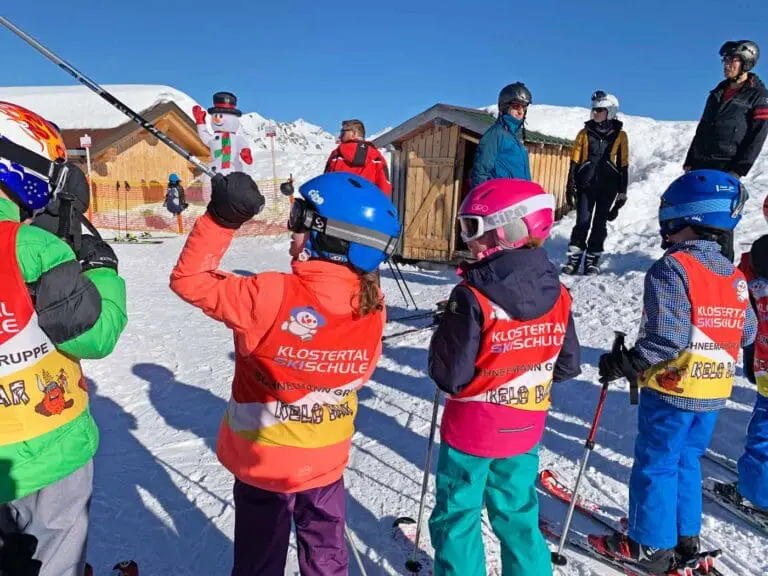 Kinderen in een skiklasje tijdens wintersport voorjaarsvakantie
