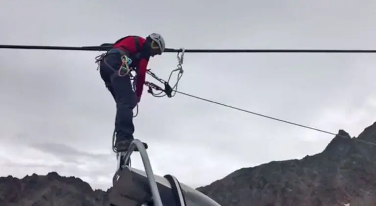 vast zitten in skilift