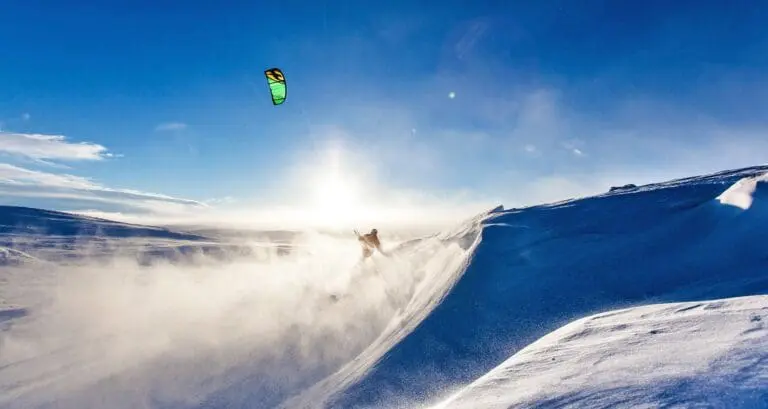 Snowkiten op wintersport in de sneeuw