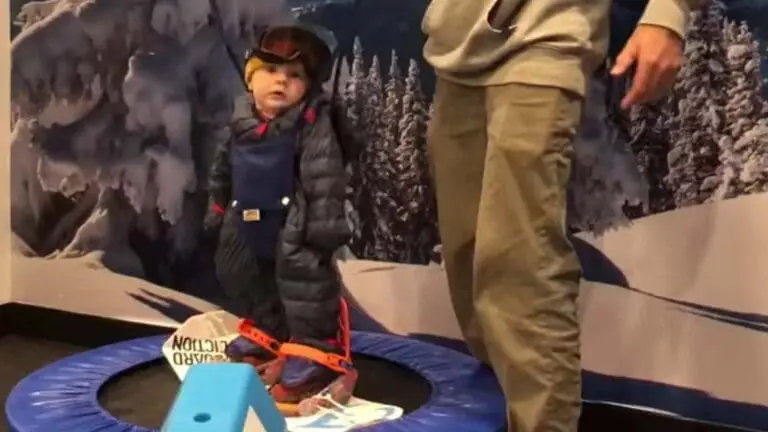 Klein kind op Snowboard