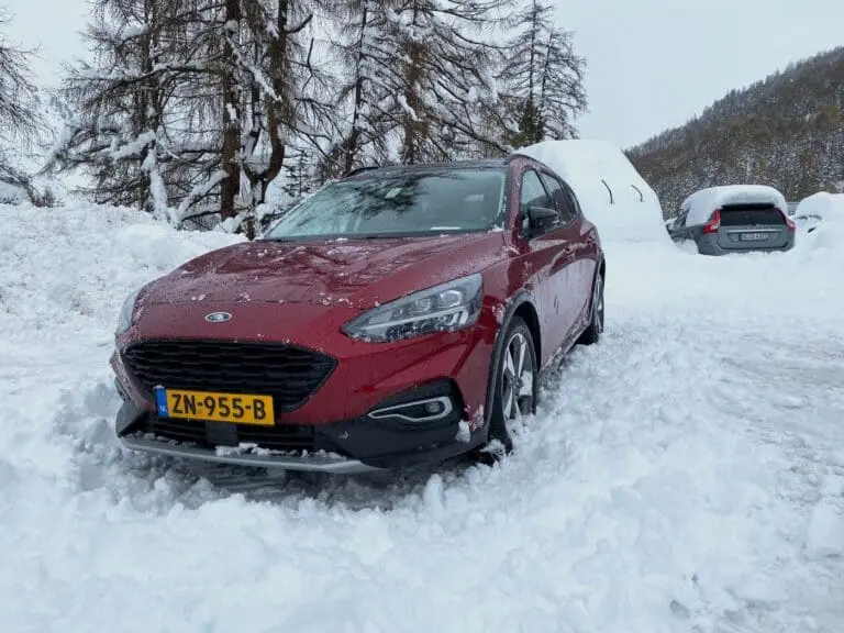 Auto in de sneeuw op wintersport