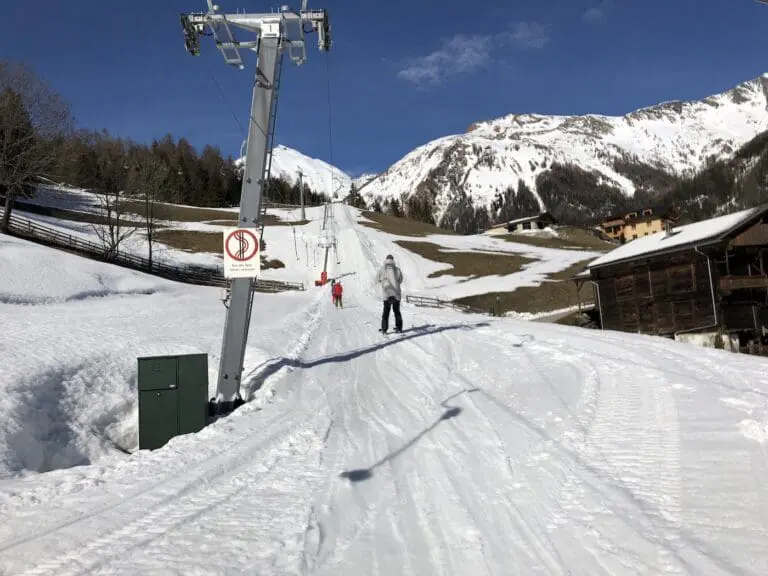 Piste met groen en weinig sneeuw