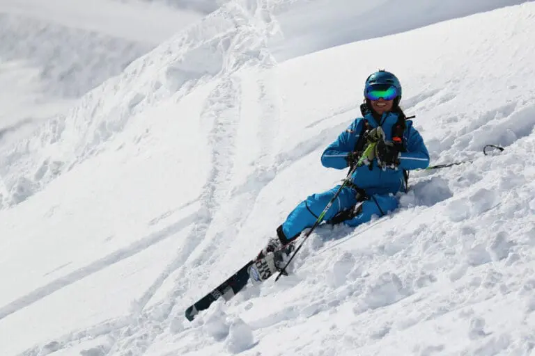 Met visor skipak in de sneeuw