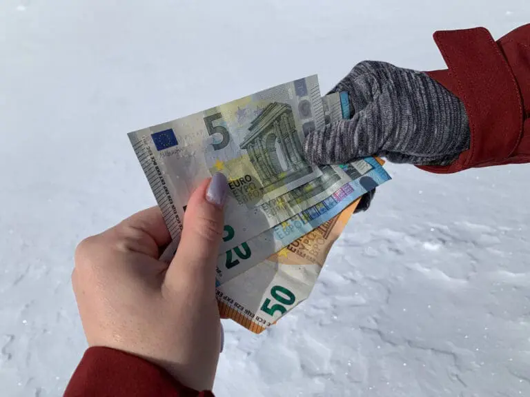 Briefgeld in de sneeuw