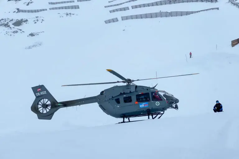 Ski-ongelukken helikopter in de sneeuw op de piste