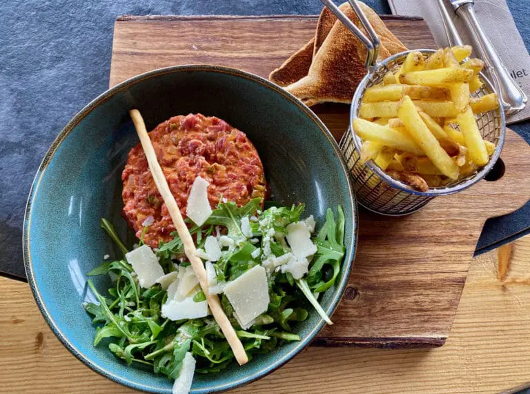 Bord met Tartaar, salade en frites