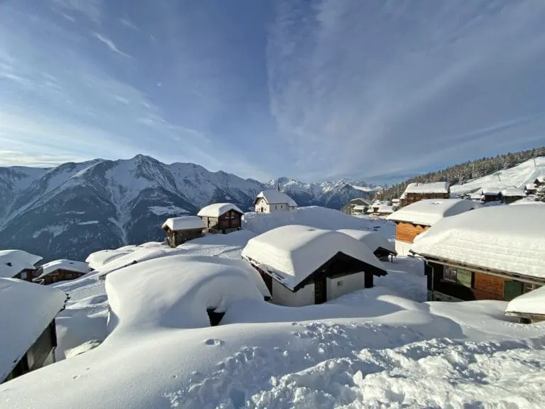 Uitzicht op het kerkje van Bettmeralp in de Aletsch Arena
