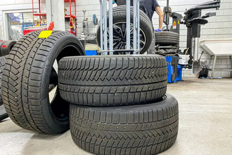 Winterbanden bij de garage