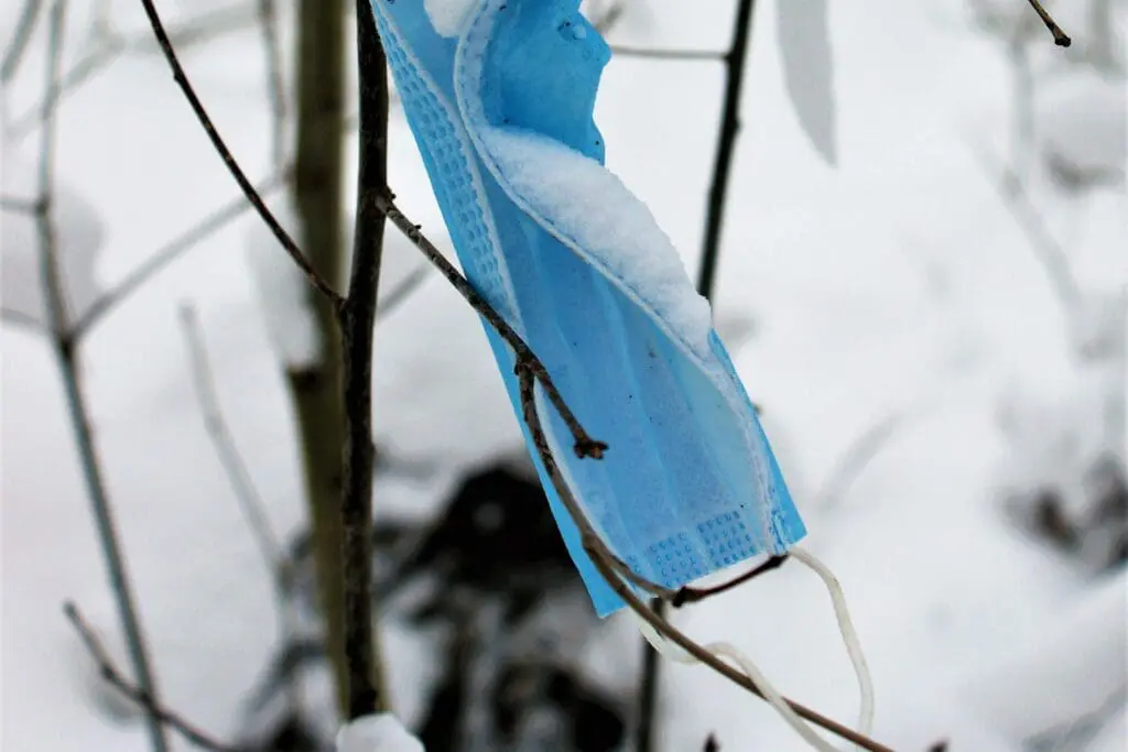 Mondkapje afval sneeuw