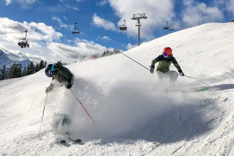 sneeuwdouche van een van je vrienden op wintersport