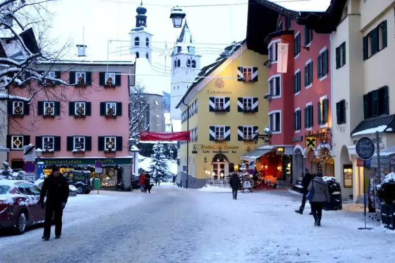 Het centrum van Kitzbühel in Oostenrijk