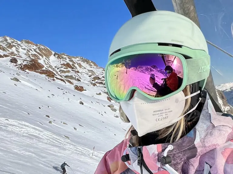 Een mondkapje op en een skihelm de oplossing